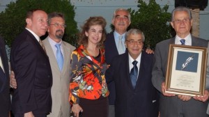 Δεξιά ο Νομάρχης Αρκαδίας Δημήτριος Κωνσταντόπουλος, συγκινημένος και ευτυχισμένος για την υψηλή τιμητική διάκριση από τους Ομογενείς Αρκάδες, για τις πολύχρονες και πολυεπίπεδες υπηρεσίες του, από τη θέση του Δημάρχου Τριπόλεως και του Νομάρχη, για το καλό και την ανάπτυξη της Αρκαδίας. Στο μέσον η ΓΓ Απόδημου Ελληνισμού Δρ. Όλγα Σαραντοπούλου. (Φωτό: ΕΛΛΗΝΙΚΗ ΓΝΩΜΗ)
