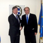 Ο Γεν. Πρόξενος Νικόλαος Πλεξίδας καλωσορίζει τον Υφυπουργό Γιώργο Πεταλωτή στους χώρους του Γενικού Προξενείου Κολωνίας 