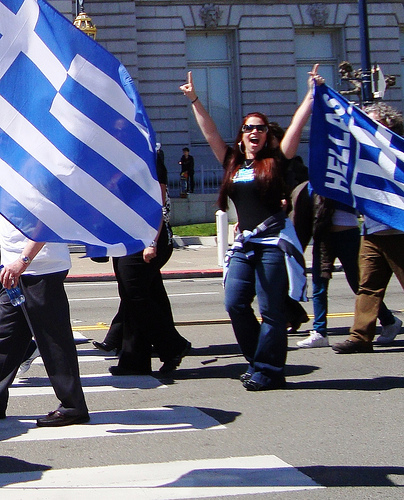girl_flag_victory (C) Ελληνική Ομοσπονδία Βόρειας Καλιφόρνιας