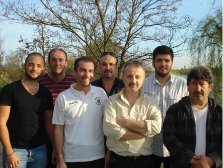 Von links nach rechts: Stavros Christodoulou, Lampros Tsirogiannis, Konstantinos Tsoumanis, Charalampos Karakatsanis , Thomas Tzakos, Apostolos Tsirogiannis, Sotirios Chiras.