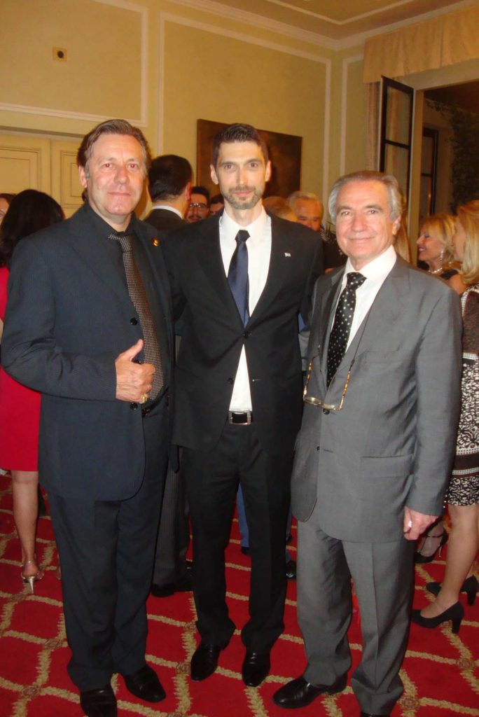 O Πρόεδρος της όπερας Francesco Ernani και ο διάσημος τενόρος Mario Malagnini με τον Νίκο Φλώρο 