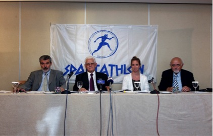 Στιγμιότυπο, από τη σημερινή συνέντευξη τύπου για το «31ο ΣΠΑΡΤΑΘΛΟΝ». Διακρίνονται από αριστερά, ο υπεύθυνος του γραφείου τύπου της διοργάνωσης κ. Νίκος Παπαγεωργίου, ο πρόεδρος του Διεθνούς Συνδέσμου ΣΠΑΡΤΑΘΛΟΝ, κ. Παναγιώτης Τσιακίρης, η υπεύθυνη επικοινωνίας του Ιδρύματος «ΣΤΑΥΡΟΣ ΝΙΑΡΧΟΣ», κα Λένια Βλαβιανού και ο ταμίας του Συνδέσμου κ. Τάκης Αλικανιώτης.