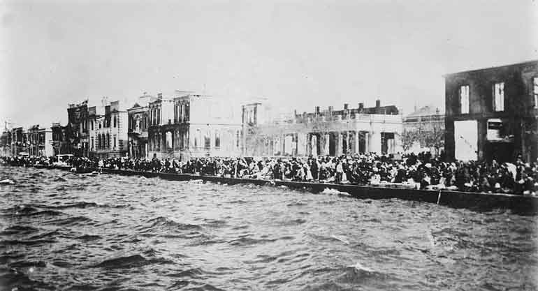 Χιλιάδες Έλληνες θα βρουν τραγικό θάνατο στην προκυμαία της Σμύρνης όπου θα γραφτεί το πικρό τέλος της Μεγάλης Ιδέας.