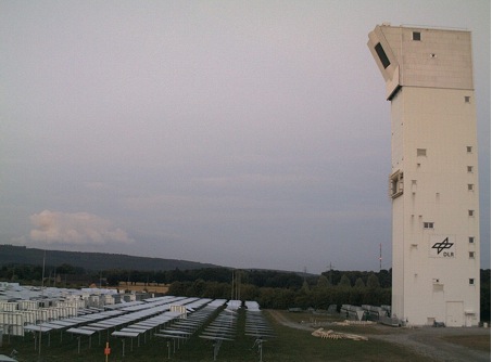 Εικόνα 1: Παράδειγμα ηλιακού πύργου: o ηλιακός πύργος του Γιούλιχ, με ονομαστική ισχύ 1,5 MW. Πηγή: DLR