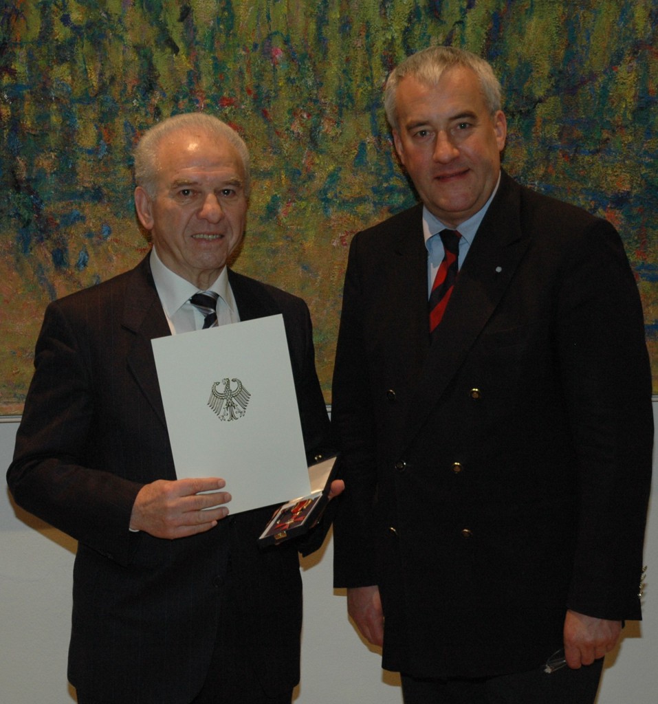 Το παράσημο επέδωκε στον καθηγητή Νικολάου εξ ονόματος του Προέδρου της Δημοκρατίας της Γερμανίας ο υπουργός Παιδείας, Τέχνης και Επιστήμης κ. Λουδοβίκος Σπένλε σε ειδική τελετή