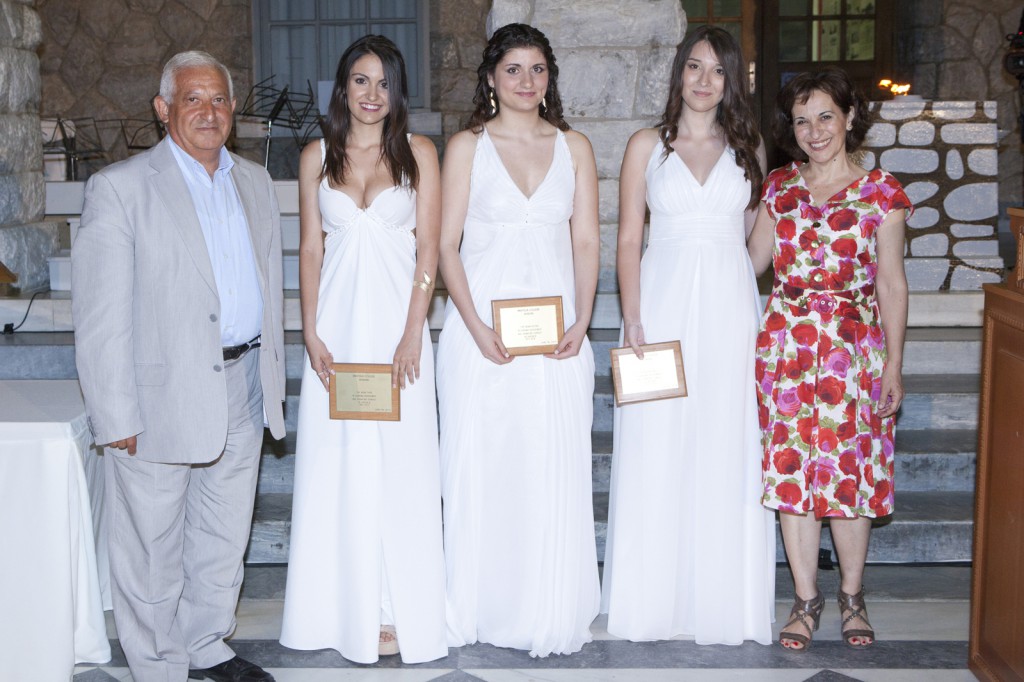 Ο Γιώργος Λυσαρίδης, πρώην αντιπρόεδρος Δευτεροβάθμιας Εκπαίδευσης του Κολλεγίου Ανατόλια, με τους αριστούχους τελειόφοιτους του 2ου Λυκείου και την Ιωάννα Τσιτσικλή, Διευθύντρια του 2ου Λυκείου.