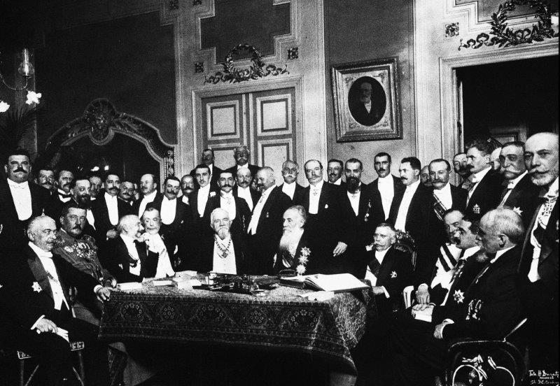 Μοναδική φωτογραφία με τον Ελευθέριο Βενιζέλο, τους ηγέτες και τις αντιπροσωπείες των βαλκανικών κρατών κατά την υπογραφή της Συνθήκης του Βουκουρεστίου, 1913, Εθνικό Ίδρυμα Ερευνών & Μελετών «Ελευθέριος Κ. Βενιζέλος».