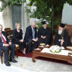 Με τον Παναγιότατο Πατριάρχη Κ. Κ. Βαρθολομαίο, στην επίσημη δεξίωση στο προαύλιο του Ιερού Ναού Του Αγ. Κωνσταντίνου, το βράδυ της παραμονής του Αγίου. 