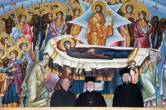 Φωτογραφία από αριστερά ο αγιογράφος Χριστοφάνης Βουτσινάς, ο Αρχιερατικός Επίτροπος Βαυαρίας, Πρωτοπρεσβύτερος Απόστολος Μαλαμούσης και ο προϊστάμενος του ιερού ναού των Αγίων Πάντων Μονάχου, Πρωτοπρεσβύτερος Γεώργιος Βλέτσης, μπροστά στο έργο του μακαριστού Χριστοφάνη Βουτσινα στον ιερό ναό των Αγίων Πάντων Μονάχου