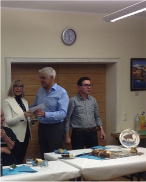 (στη φωτογραφία ο πρόεδρος του Συλλόγου  κ. Μιχάλης Χανιώτης παραδίδει στην τυχερή  της βραδιάς το δώρο που αντιστοιχεί στο φλουρί  της βασιλόπιτας, δίπλα ο αντιπρόεδρος  κος Γιάννης Μωυσής)