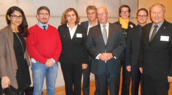 Im Bild von links E. Ekinci (HWK Köln), Silvio Vallecoccia und Christina Alexoglou-Patelkos (KAUSA Servicestelle Köln), Dr. Lothar Theodor Lemper (Vorsitzender der Otto-Benecke-Stiftung), Dr. A. Leipold und D. Dres (KAUSA Servicestelle Bonn/Rhein-Sieg).