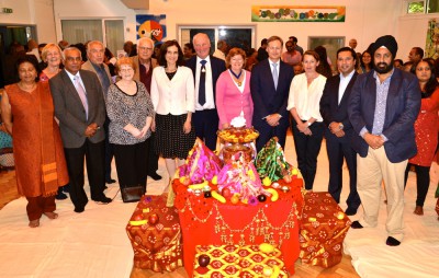 Στιγμιότυπο από την πολυθρησκευτική συμμετοχή σε Ινδουιστική φιλανθρωπική τελετή στο Mill Hill, βορείου Λονδίνου  Φωτο:  ΔΩΡΟΣ ΠΑΡΤΑΣΙΔΗΣ  