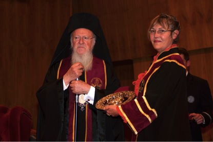 Η Α.Θ.Π. του Οικουμενικού Πατριάρχου, κ.κ. Βαρθολομαίου και η Πρύτανις του Ιονίου Πανεπιστημίου, κατά την επίδοση του επίσημου δώρου.