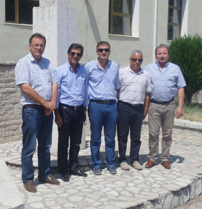 Στην κεντρική πλατεία της Δερβιτσάνης, κοντά στο Αργυρόκαστρο. Στην καρδιά της Βορείου Ηπείρου. Με τη σειρά εικονίζονται από αριστερά ο νέος Αντιδήμαρχος του Δήμου Δρόπολης Μιχάλης Μάνος, ο νέος Πρόεδρος της "Ομόνοιας" Λεωνίδας Παππάς, ο πρώην υπουργός Εργασίας Σπύρος Ξέρρας και ο Πρόεδρος του Συλλόγου Ελλήνων Αργυροκάστρου, Αγίων Σαράντα και Δελβίνου Νίκος Παπαηλίας. Όλοι παλιοί, καλοί, αδελφικοί φίλοι και αγωνιστές...