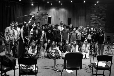 Ο Γερμανός Πρέσβης, Peter Schoof, με την Underground Youth Orchestra και την Έλλη Πασπαλά την ημέρα ηχογράφησης του "I love Athens!"