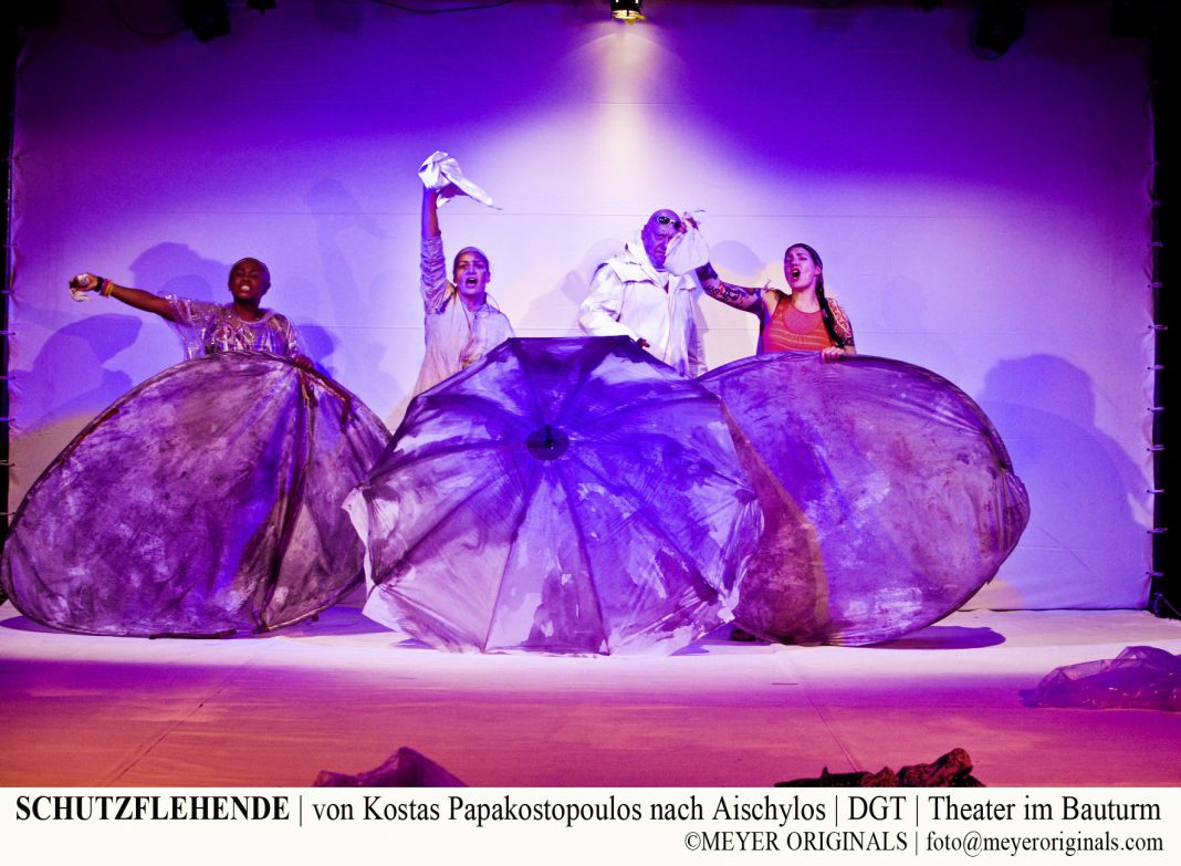 SCHUTZFLEHENDEvon Kostas Papakostopoulos nach Aischylos Konzeption/Inszenierung Kostas Papakostopoulos Bühnenbild & Kostüme Ulrike Mitschke Musikkomposition Herbert MitschkeMit Terja Diava, Thomas Franke, Stefan Kleinert, Stephanie Meisenzahl, Vassilis Nalbantis, Elisabeth Pleß