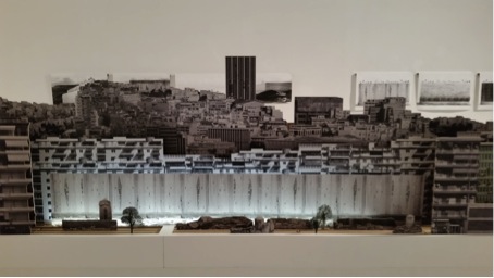 In seinen düsteren Visionen für Athen träumt Aristide Antonas immer wieder von abgetrennten Freiräumen mitten im Großstadtdschungel. (Fotos: PGC) 