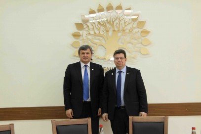 (από αριστερά προς δεξιά) ο Πρύτανης του Πανεπιστημίου του Κουμπάν, Καθηγητής Μ. Αστάποφ και ο Πρύτανης του ΑΠΘ, Καθηγητής Περικλής Μήτκας