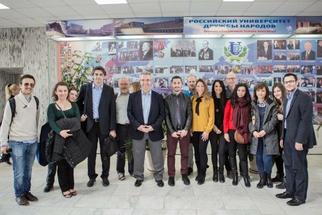 Η ελληνική ομάδα της 15μελούς αποστολής Καθηγητών και Φοιτητών της Σχολής Γεωπονίας, Δασολογίας και Φυσικού Περιβάλλοντος του ΑΠΘ, με επικεφαλής τον Κοσμήτορα της Σχολής, Καθηγητή Δημήτριο Κωβαίο, κατά την επίσκεψη τους στο Πανεπιστήμιο Φιλίας των Λαών