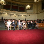 Η αίθουσα ήτανε κατάμεστη από ανθρώπους των Γραμμάτων και των Τεχνών.