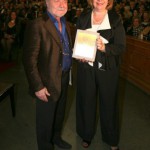 Η Ντόρα Ζιώνγκα απονέμει το Βραβείο στον Κωνσταντίνο Τζήμα σκηνοθέτη και φίλο του Μίκη Θεοδωράκη.