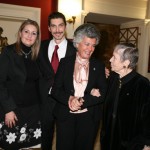 Ο Νίκος Φλώρος μαζί με τη γραμματέα του Ιδρύματος Νεκταρία Σαράντου, Τέτη Γεωργαντοπούλου και την Ελένη Αρβελέρ