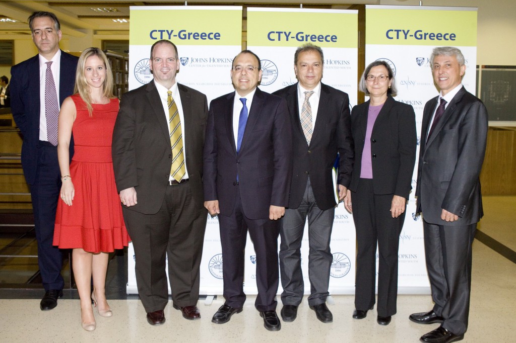 Από αριστερά: Αντώνης Καμάρας, Σύμβουλος του Δημάρχου Θεσσαλονίκης, Λένια Βλαβιανού, Διευθύντρια Επικοινωνίας Ιδρύματος Σταύρος Νιάρχος, Robert Sanders, Πρόξενος των ΗΠΑ στη Θεσσαλονίκη, Αντώνης Αποστόλου,  Διευθυντής του CTY Greece στο Κολλέγιο Ανατόλια, Γιώργος Καρατάσιος, Διευθυντής Περιφέρειας Εκπαίδευσης Κεντρικής Μακεδονίας, Dr Patricia Metz, Assistant Director CTY International του Johns Hopkins, Δρ Πάνος Βλάχος, Πρόεδρος του Κολλεγίου Ανατόλια. 