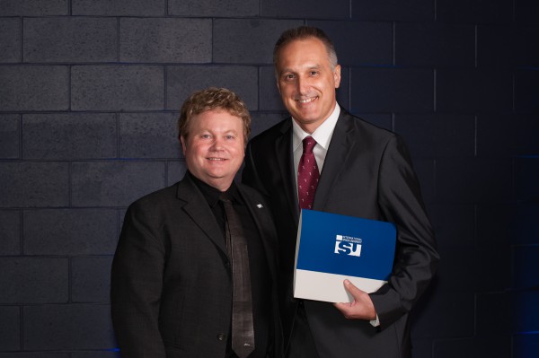 Ο Πέτρος Ντίνας (δεξιά) με έναν εκ των ιδρυτών του Διεθνούς Πανεπιστημίου για το Διάστημα R. Richards