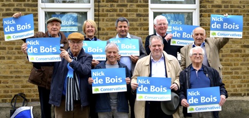 Φίλοι και υποστηρικτές του Νικ ντε Μπουά στην διάρκεια προεκλογικής εκστρατείας