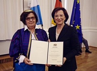 Verleihung der Bayerischen Staatsmedaille für soziale Verdienste durch die Bayerische Staatsministerin für Arbeit und Sozialordnung, Familien und Frauen Emilia Mueller, Im Max-Joseph-Saal der Residenz München - Freitag, 30. Oktober 2015 Im Bild: Anastasia Dick, © Gert Krautbauer
