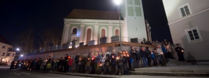 Entlang der Kirchenmauer der Pfarrkirche St. Martin haben sich am 09.03.2016 in Zorneding (Bayern) bei einer Lichterkette Menschen aufgestellt. Das B¸ndnis gegen Rechtsradikalismus im Landkreis Ebersberg veranstaltet eine Solidarit‰tskundgebung nachdem ein aus dem Kongo stammender Gemeinde-Pfarrer nach Morddrohungen zur¸ckgetreten war. Foto: Tobias Hase/dpa +++(c) dpa - Bildfunk+++