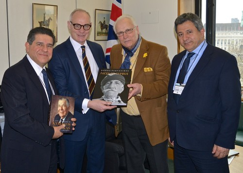 Συμπατριώτες μας με τον Crispin Blunt o οποίος παραλαμβάνει το βιβλίο "Faces of Cyprus" από τον Δώρο Παρτασίδη με ειδικό αφιέρωμα για να γνωρίσει τους Κύπριους καλλίτερα. Στα αριστερά ο Γιώργος Μούσκας o οποίος δώρησε στον κ.Blunt την βιογραφία του πατέρα του ενώ στα δεξιά ο Ανδρέας Παπαευριπίδης