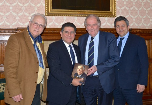 Στην συνάντηση με τον Sir Roger Gale o Γιώργος Μούσκας παρέδωσε το βιβλίο του πατέρα του Κυριάκου το περιεχόμενο του οποίου αντανακλά την ζωή της παροικίας πλαισιωμένοι από τον Δώρο Παρτασίδη (αριστερά) και τον Ανδρέα Παπαευριπίδη   